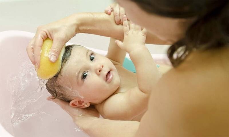 Bật mí cách chăm sóc tóc trẻ sơ sinh đơn giản.