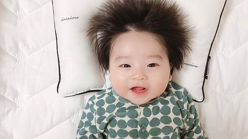 Hướng dẫn các mẹ cách chăm sóc tóc trẻ sơ sinh mềm mượt, ít gãy rụng.