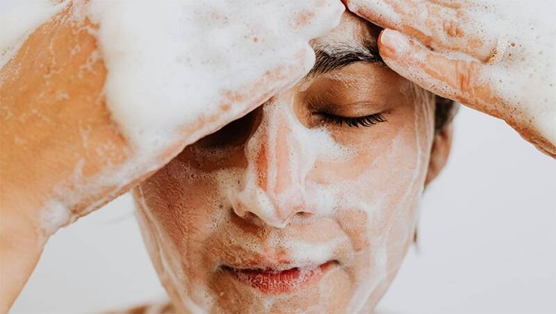 Hướng dẫn rửa mặt bằng sữa rửa mặt đúng cách.