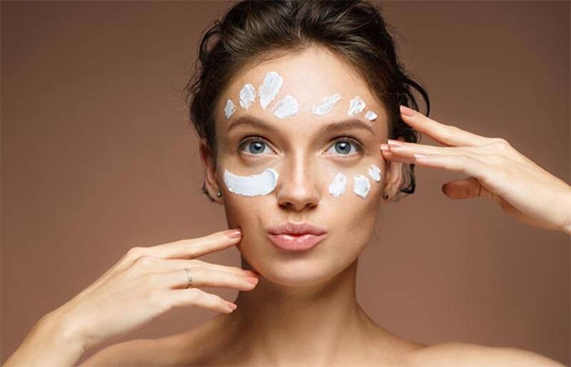 Cấp ẩm đầy đủ cho da hạn chế tình trạng da bị nhăn nheo và khô.