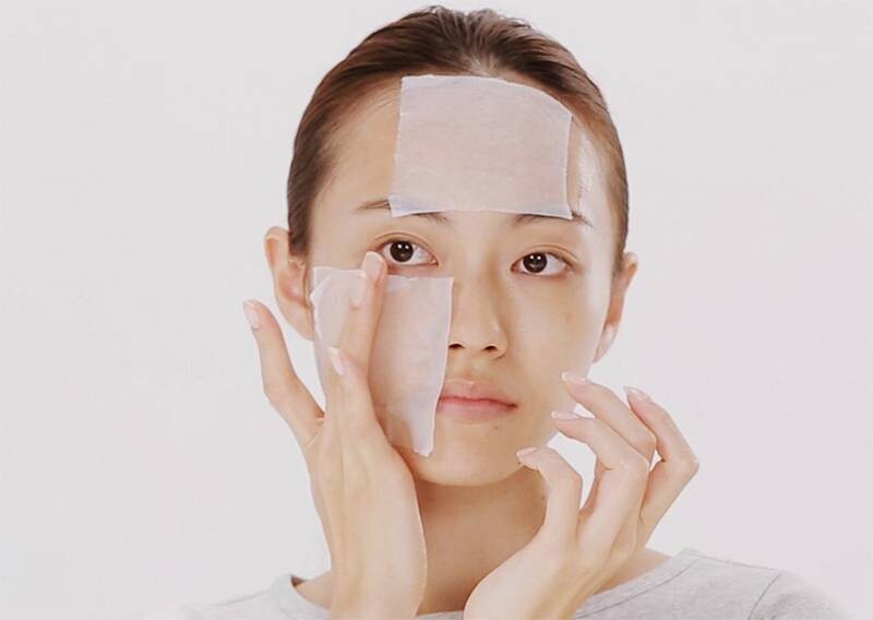 Da khô có đổ dầu không? Thoa toner/lotion cấp ẩm cho da.