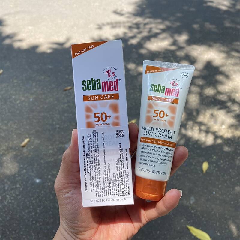 Sử dụng kem chống nắng chăm sóc và bảo vệ da khô hạn chế tiết dầu.