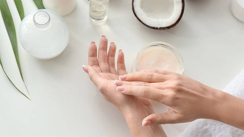 7 Cách dưỡng da lòng bàn tay bị khô ráp nhanh mềm mịn tại nhà đơn giản 4 - 4 Dùng dầu dữa làm mềm da lòng bàn tay bị khô ráp tại nhà đơn giản.