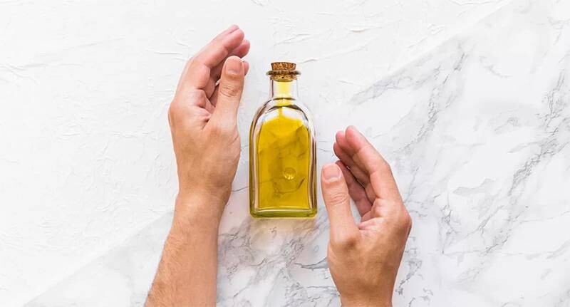 7 Cách dưỡng da lòng bàn tay bị khô ráp nhanh mềm mịn tại nhà đơn giản 6 - 6 Dưỡng da tay khô ráp bằng dầu olive dễ thực hiện và an toàn tại nhà.
