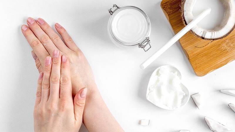 Dưỡng da ngón tay bị khô nứt bằng các nguyên liệu tự nhiên như dầu dừa, nha đam,..