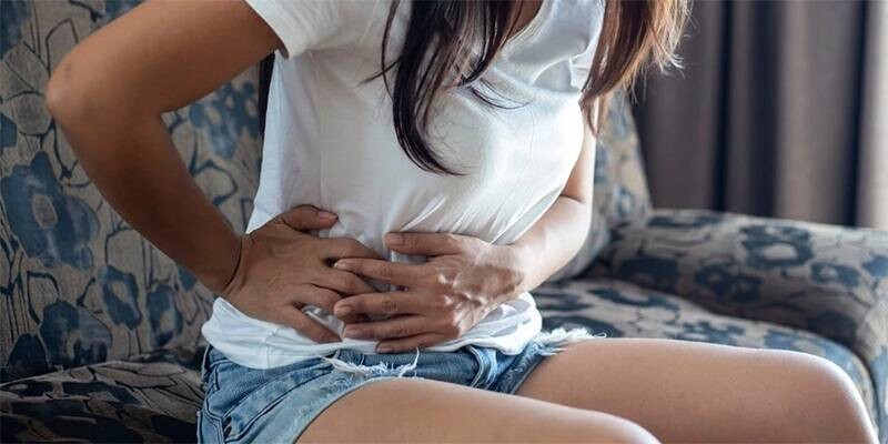 Bị đau bụng dưới khí hư màu trắng đục do gần đến thời điểm rụng trứng.