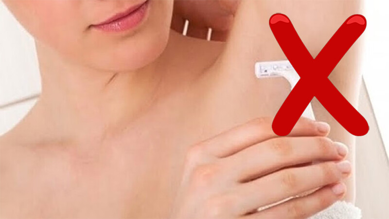 Hạn chế cạo hoặc nhổ lông nách khi bị vùng da nách bị khô.