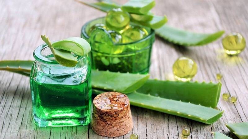 Đắp gel nha đam (lô hội) dưỡng vùng da nách bị khô.