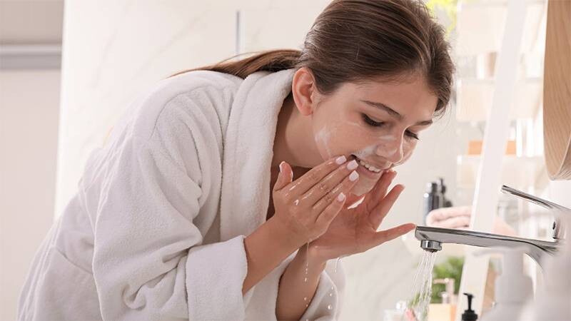 Nên dùng sữa rửa mặt khi nào? 5 - 5 Nên dùng sữa rửa mặt khi nào? Không bắt buộc phải dùng vào buổi sáng.