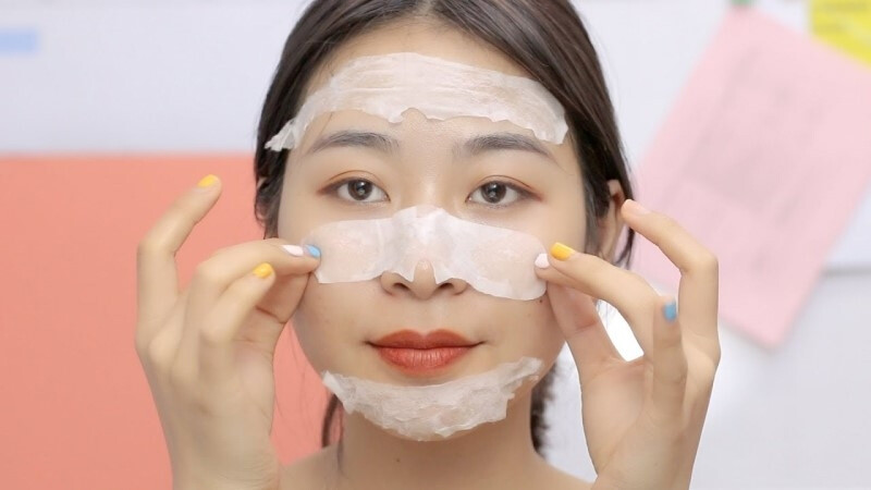 Thoa tinh dầu tràm trà giúp kiểm soát dầu và bã nhờn trên mũi.