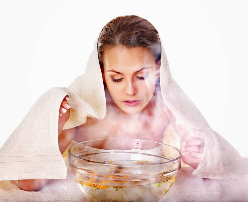 Xông hơi mặt với tinh dầu giúp làm sạch sợi bã nhờn ở mũi đơn giản hơn.