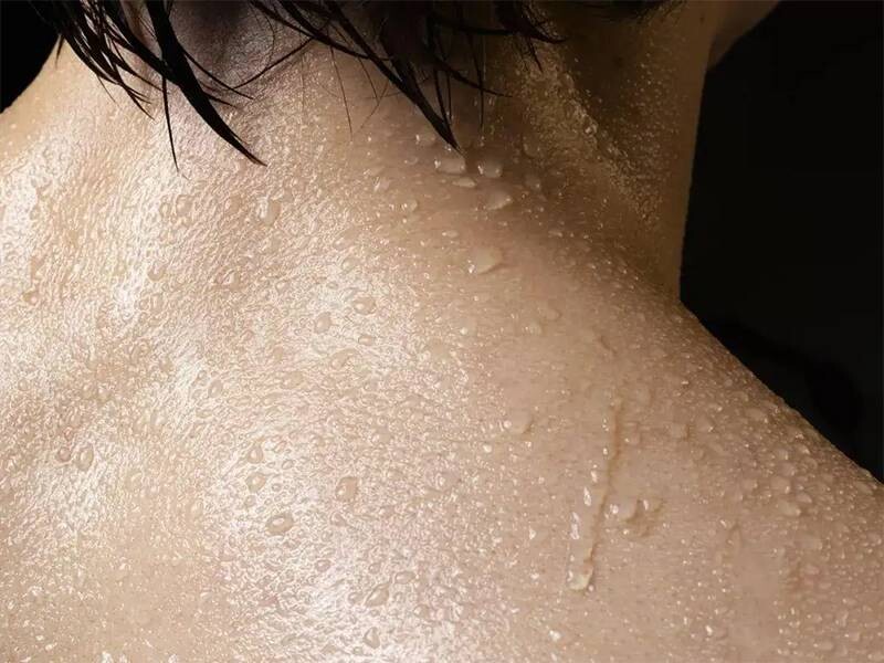 Đổ mồ hôi khi tập thể dục giúp cơ thể giải phóng hóc môn thư giãn, giảm căng thẳng.