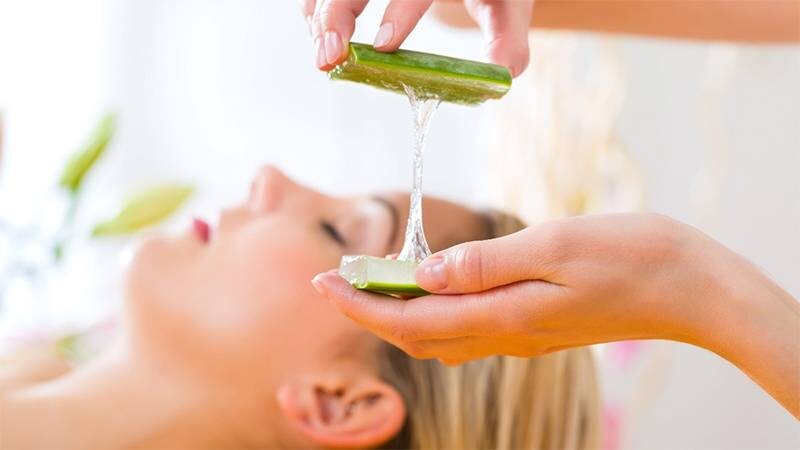 Mách bạn 10 cách phục hồi da bị cháy nắng nhanh nhất 3 - 3 Thoa gel nha đam là một trong những cách phục hồi da bị cháy nắng nhanh nhất.