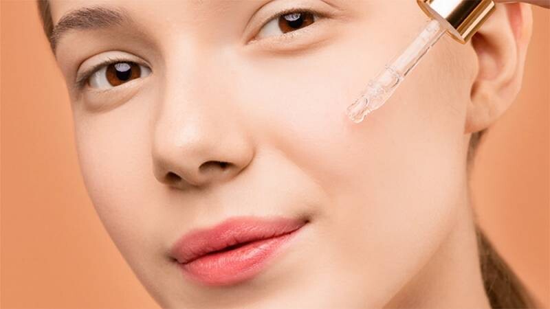Mách bạn 10 cách phục hồi da bị cháy nắng nhanh nhất 5 - 5 Bổ sung serum trong quy trình dưỡng da là một trong những cách phục hồi da bị cháy nắng nhanh nhất không thể bỏ qua.