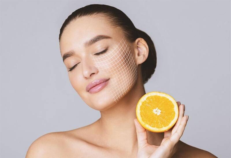 Chăm sóc da bị cháy nắng sạm đen bắt đầu bằng mặt nạ vitamin C.