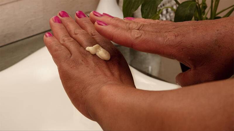 Cách làm trắng da tay bị cháy nắng tại nhà nhanh chóng, đơn giản và lành tính 1 - 1 Tìm hiểu nguyên nhân khiến da tay bị cháy nắng.