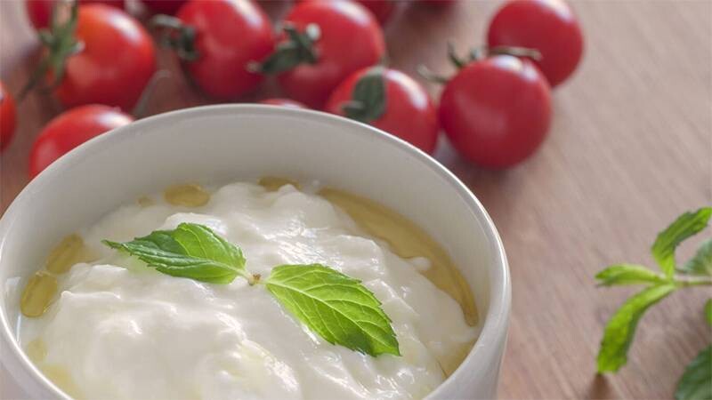 Cách làm trắng da tay bị cháy nắng tại nhà nhanh chóng, đơn giản và lành tính 3 - 3 Cách làm trắng da tay bị cháy nắng bằng cà chua và sữa chua không đường dịu nhẹ.