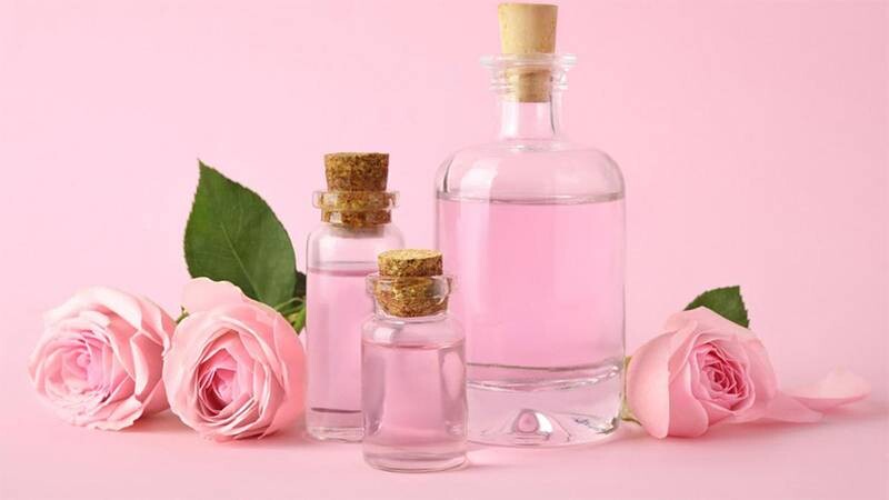Nước hoa hồng là gì? Nước hoa hồng có tẩy trang được không?