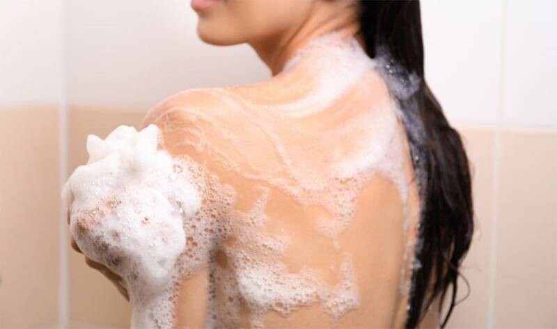 Sau sinh có được tắm sữa tắm không? Cách chọn sữa tắm an toàn cho phụ nữ sau sinh 1 - 1 Sau sinh có được tắm sữa tắm không?