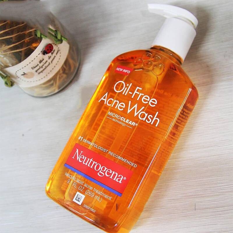 Sữa rửa mặt cho da mụn tuổi dậy thì Neutrogena Oil-Free Acne Wash.