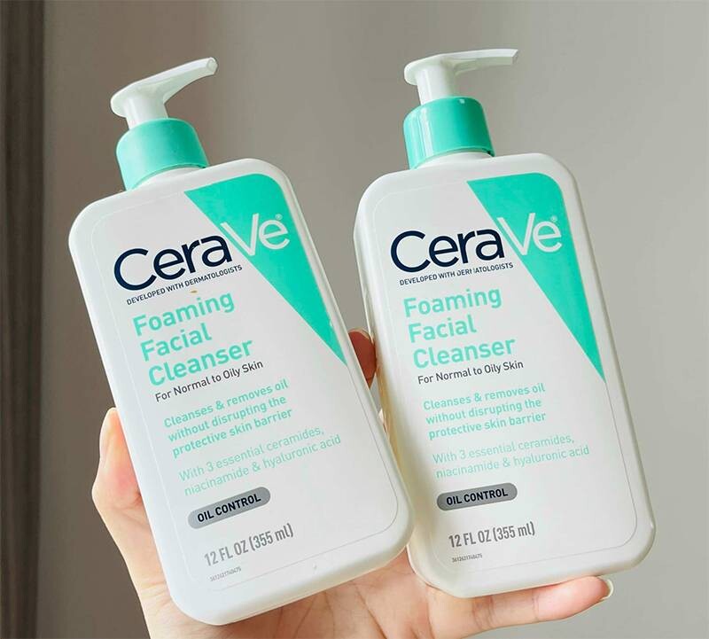 Sữa rửa mặt cho da mụn tuổi dậy thì được nhiều bác sĩ khuyên dùng: CeraVe Foaming Facial Cleanser.