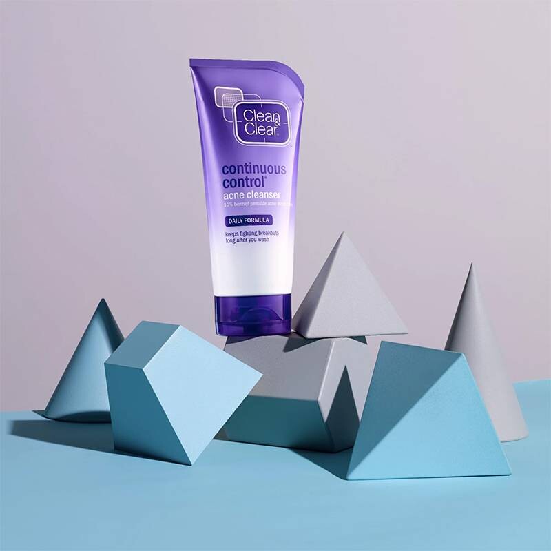 Sữa rửa mặt Clean & Clear Continuous Control Benzoyl Peroxide Acne Cleanser phù hợp các bạn da mụn tuổi dậy thì.