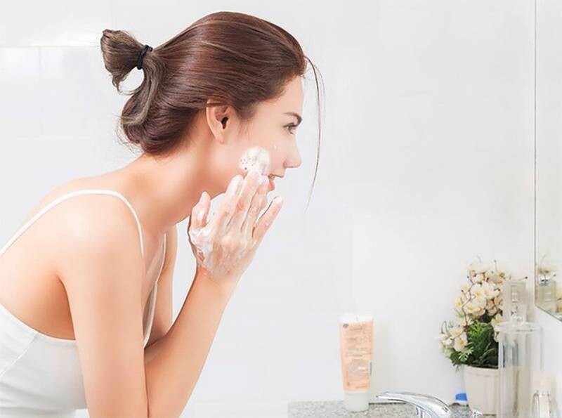 Sữa rửa mặt có làm trắng da không? 1 - 1 Sữa rửa mặt có làm trắng da không? Tìm hiểu công dụng của sữa rửa mặt.