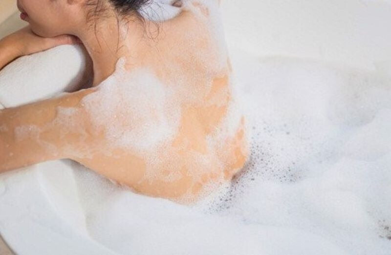 Tắm sữa tắm có bắt nắng không? Tránh dùng các loại sữa tắm có tính tẩy rửa mạnh.
