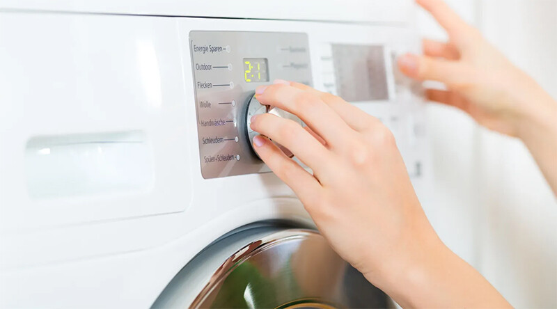 Giặt quần áo bằng nước nóng là cách trị ghẻ nước tại nhà không thể bỏ qua.