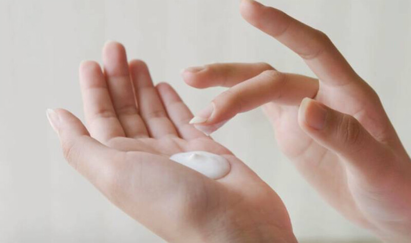 Kem dưỡng tay hết hạn có dùng được không? Hạn dùng kem tay khoảng 12 tháng.