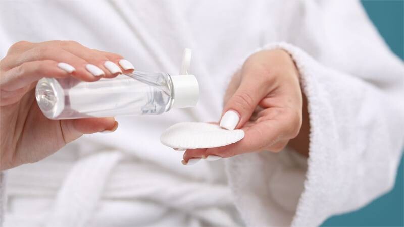 Nước hoa hồng có tẩy trang được không? Sự khác nhau giữa nước hoa hồng và nước tẩy trang.