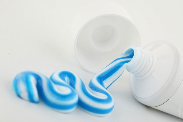Kem đánh răng cũng có thể gây mụn – www.sebamed.com.vn