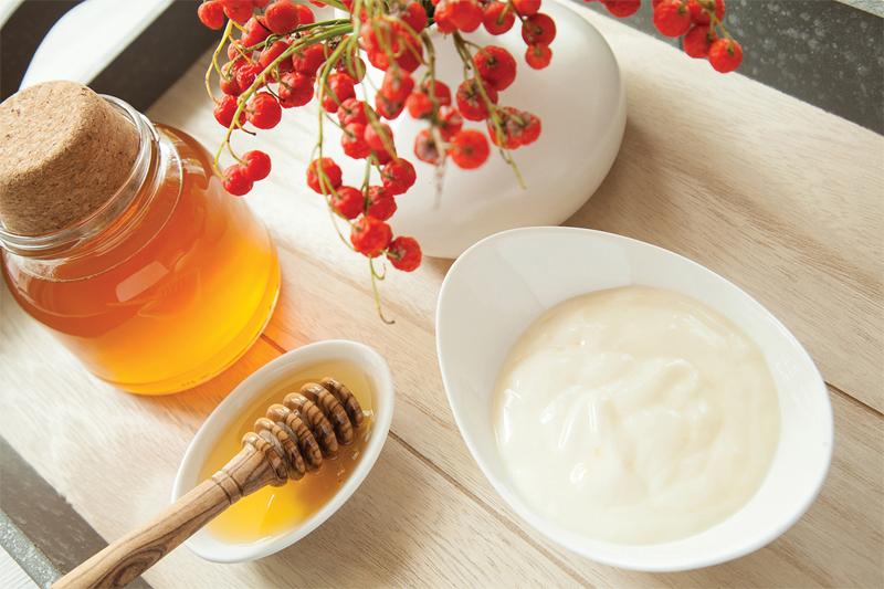 Da sạch mụn đầu đen với hỗn hợp mật ong, sữa chua không đường đơn giản.