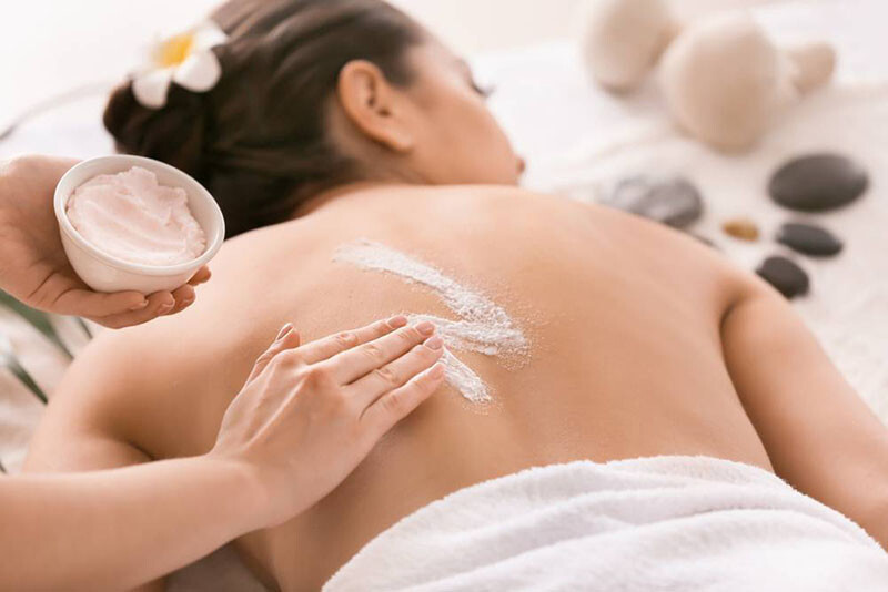 Sử dụng các sản phẩm làm sáng da giúp da nhanh mờ vết thâm mụn.