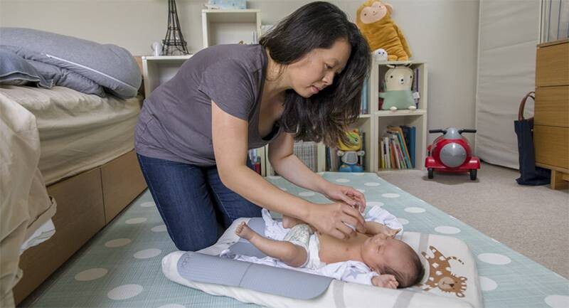 Cách vệ sinh vùng kín cho bé gái sơ sinh chi tiết từng bước 2 - 2 Hướng dẫn cách vệ sinh vùng kín cho bé gái sơ sinh khi thay tã.