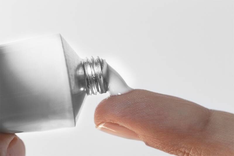 Điều trị ghẻ ở mông phổ biến nhất là dùng thuốc bôi ngoài da.