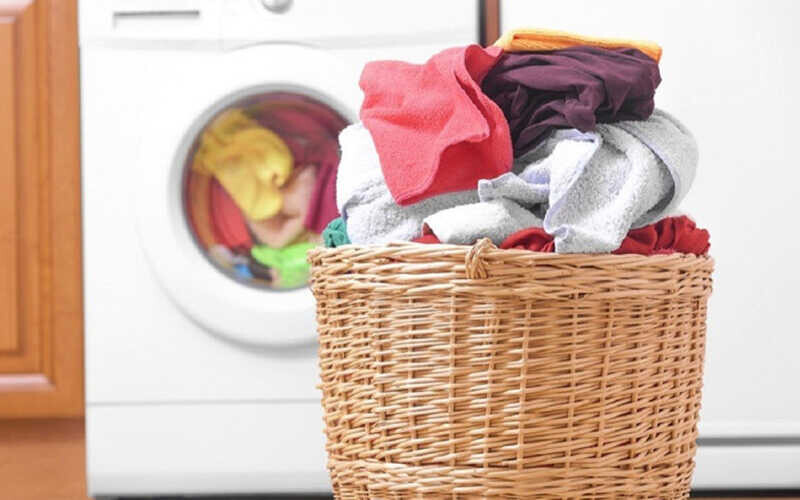 Vệ sinh nhà cửa, chăn màn, quần áo sạch sẽ để điều trị dứt điểm tình trạng bị ghẻ ở mông.