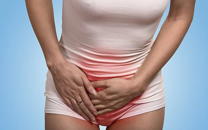 Môi bé bị sưng 1 bên vì sao?