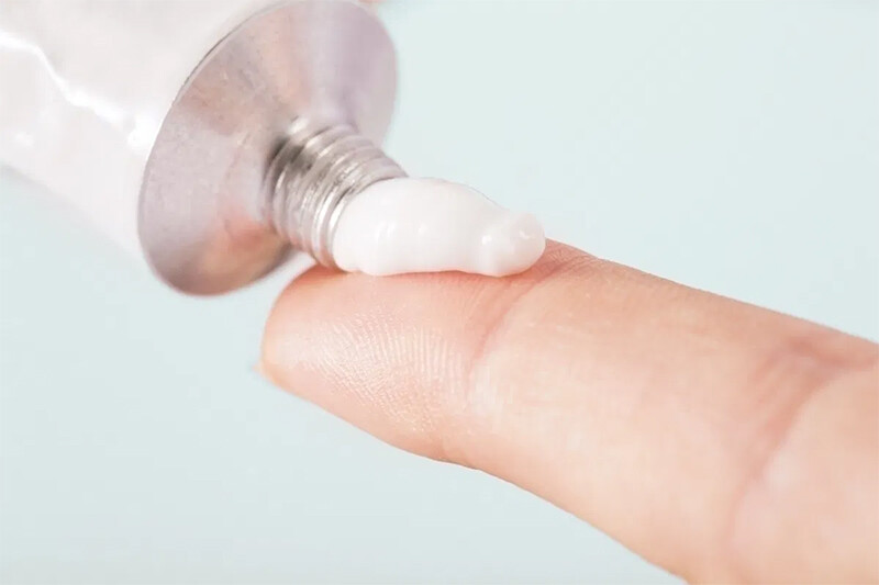 Điều trị nấm Candida trên da bằng thuốc bôi kháng nấm thường là lựa chọn đầu tiên.