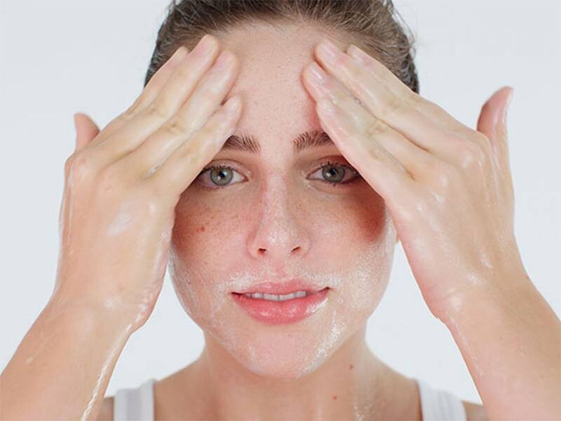 6 Cách trị mụn ẩn cho da dầu hiệu quả, nhanh chóng 3 - 3 Tẩy da chết dịu nhẹ cho da dầu bị mụn ẩn.