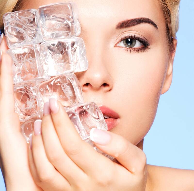 6 Cách trị mụn ẩn cho da dầu hiệu quả, nhanh chóng 5 - 5 Chườm đá giảm viêm, da sáng khỏe hơn trị mụn ẩn đơn giản.