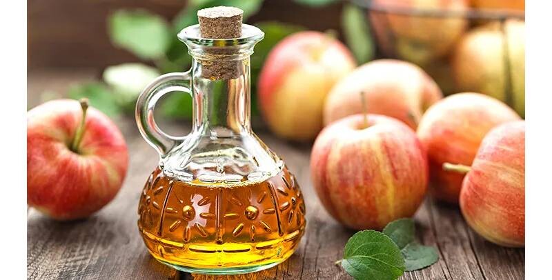 8 cách trị vảy nến da đầu tại nhà đơn giản mà hiệu quả 5 - 5 Hướng dẫn cách dùng giấm táo trị vảy nến da đầu tại nhà.