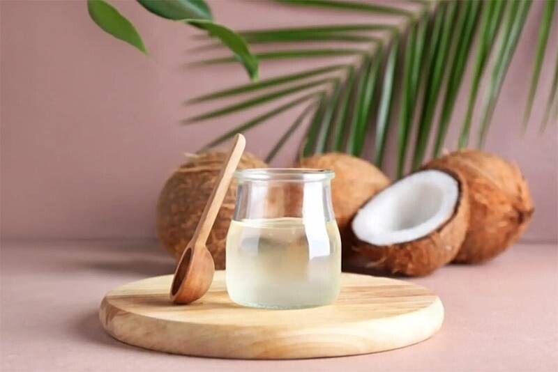 8 cách trị vảy nến da đầu tại nhà đơn giản mà hiệu quả 2 - 2 Hướng dẫn cách trị vảy nến da đầu bằng dầu dừa tại nhà dễ làm.