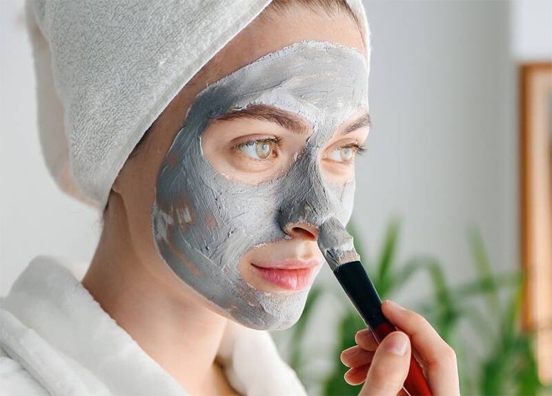 Đắp mặt nạ đất sét giúp giảm bớt bã nhờn dư thừa trên da.