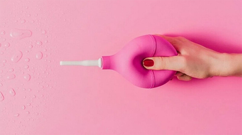 Khi tìm cách chữa vùng kín bị hôi tại nhà, lưu ý không tự ý thụt rửa âm đạo.